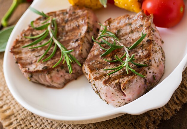 Bife de vitela macio e suculento médio raro com batatas fritas