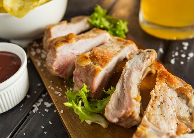 Bife em ângulo alto com salada e cerveja