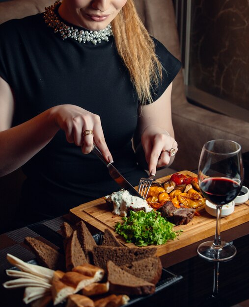 Bife frito com legumes na placa de madeira