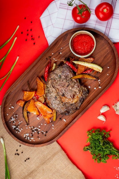 Bife grelhado com legumes fritos e ketchup