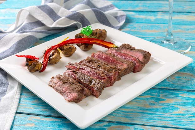 Bife suculento, carne mal passada com especiarias e vegetais grelhados