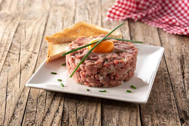 Bife tártaro na mesa de madeira