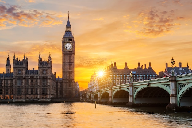 Big Ben e Westminster Bridge ao pôr do sol, Londres, Reino Unido