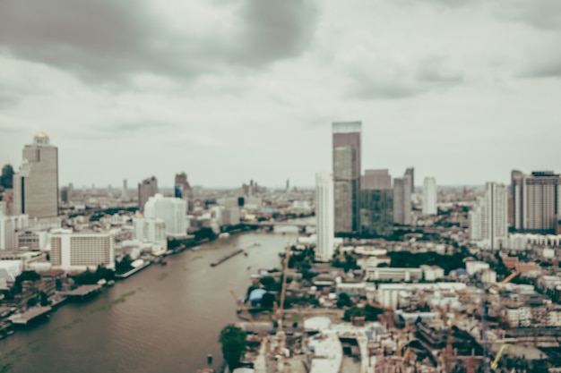 Big cidade com o rio em um dia nublado