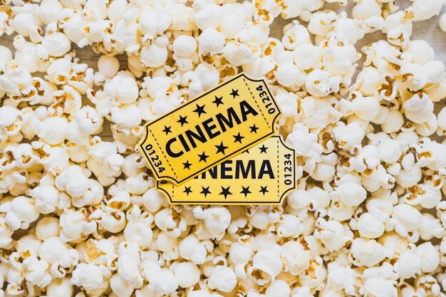 Bilhetes de cinema em pipoca crocante