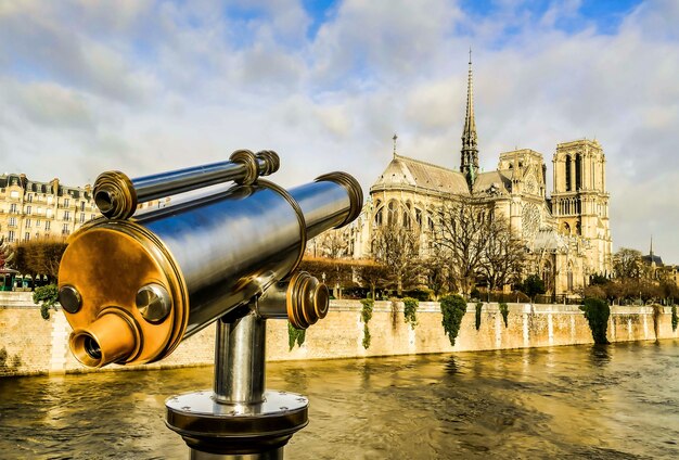 Binóculo olhando para um prédio em Paris, França