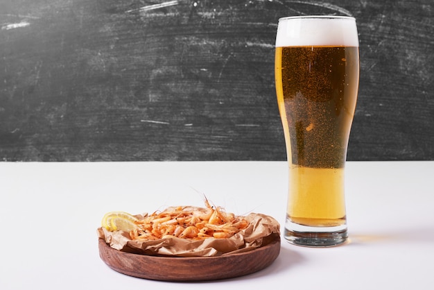 Biscoito com cerveja em branco.