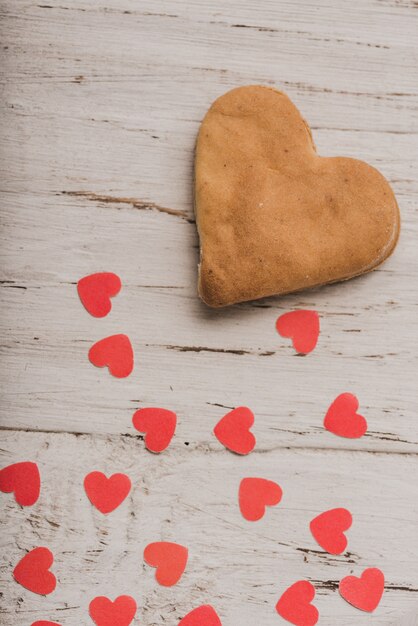 Biscoito com corações vermelhos