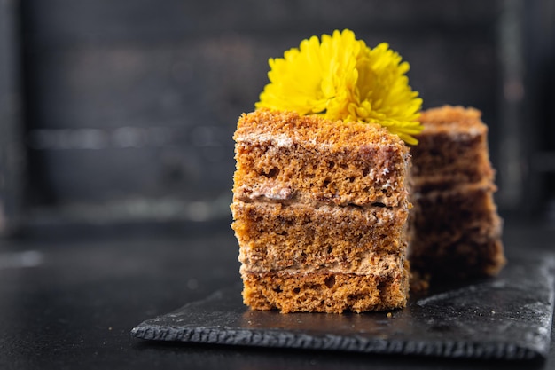 Biscoito de bolo de mel com creme doce sobremesa refeição lanche na mesa copie espaço Foto Premium