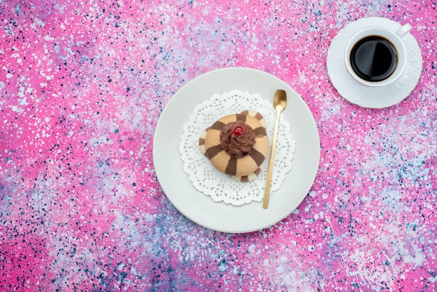 Biscoito de chocolate com uma xícara de café no fundo roxo biscoito doce