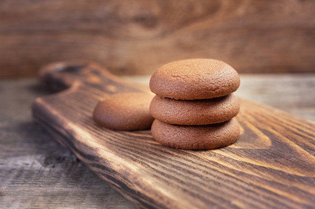 Biscoito de chocolate sobre uma tábua de madeira