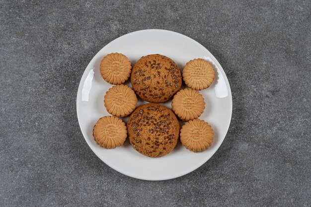 Biscoito e biscoito no prato na superfície do mármore