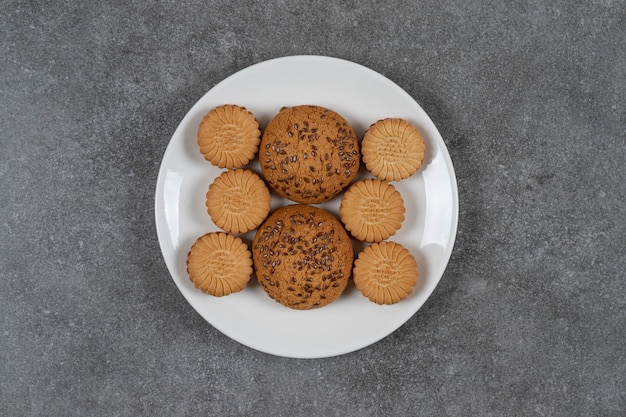 Biscoito e biscoito no prato na superfície do mármore