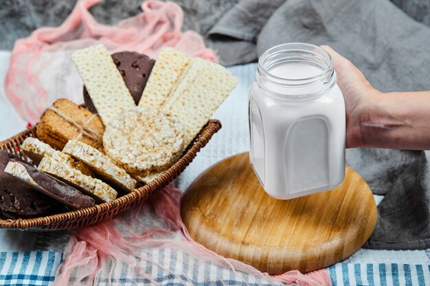 Biscoito e biscoitos com um pote de leite.