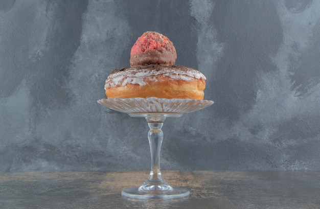 Foto grátis biscoito e rosquinha empilhados em um pedestal de vidro