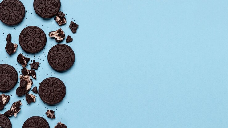 Foto grátis biscoito esmagado com cópia espaço azul de fundo