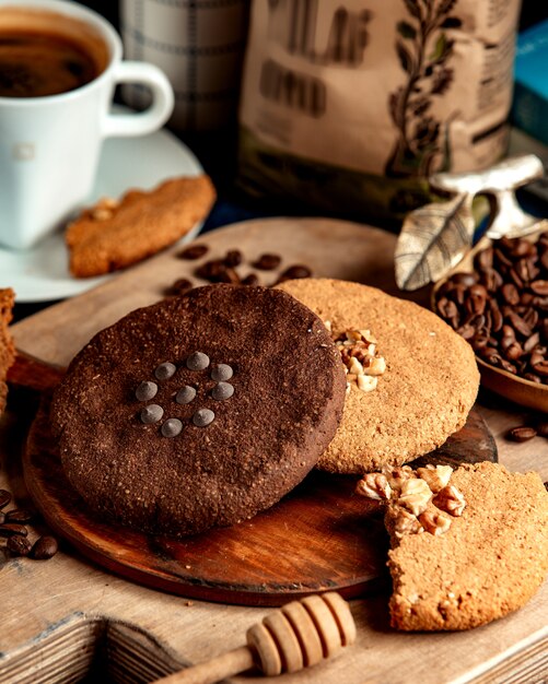 Biscoito preto e branco com café