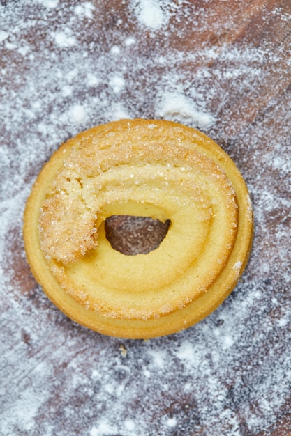 Foto grátis biscoito único caseiro na placa de madeira.