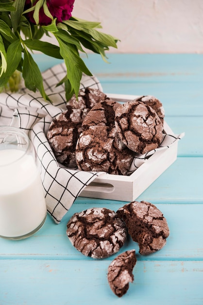 Biscoitos caseiros de chocolate em cima da mesa
