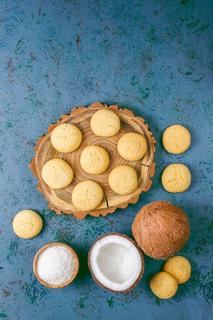 Biscoitos caseiros de coco vegan saudável com metade de coco