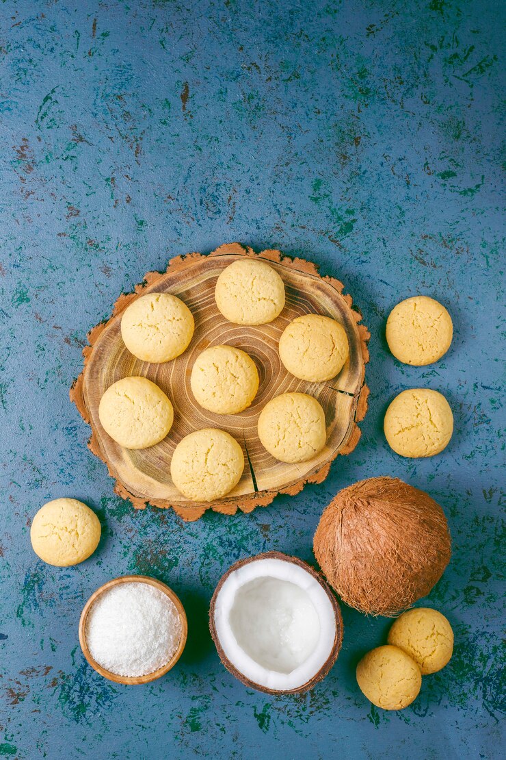 Foto grátis biscoitos caseiros de coco vegan saudável com metade de coco