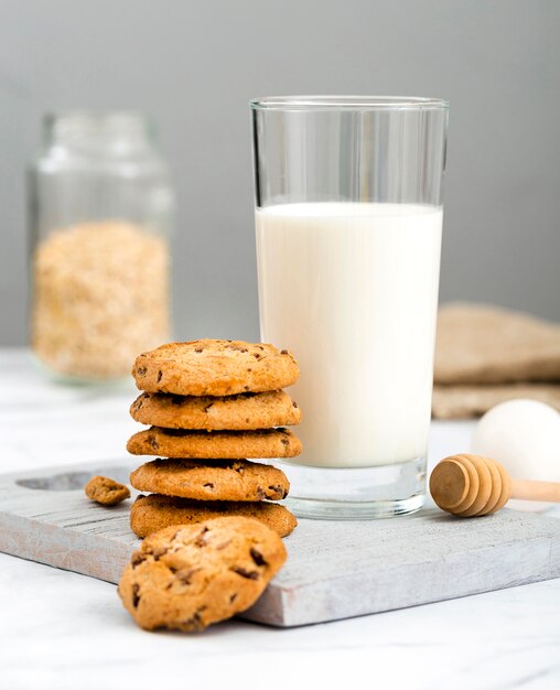 Biscoitos caseiros de vista frontal com leite
