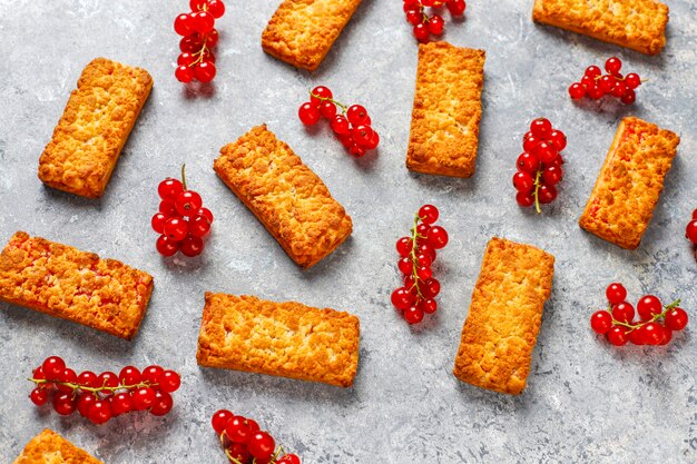 Biscoitos caseiros deliciosos do atolamento de groselha com bagas frescas.