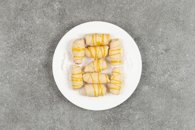 Biscoitos caseiros deliciosos em prato branco