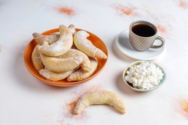 Biscoitos caseiros em forma de banana com recheio de requeijão.