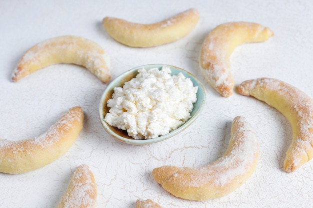 Biscoitos caseiros em forma de banana com recheio de requeijão.