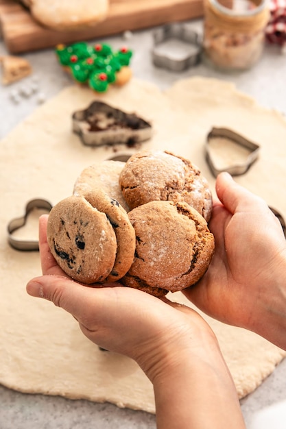 Foto grátis biscoitos caseiros em mãos femininas, panificação de natal.