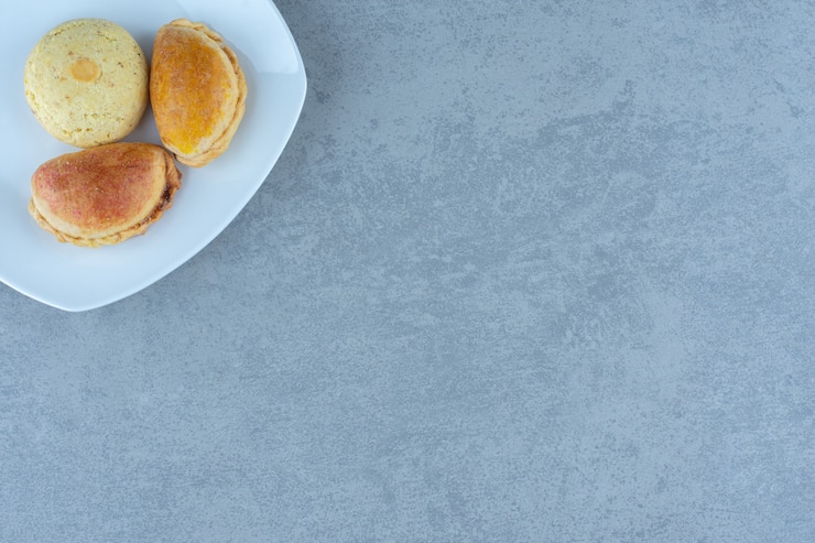Foto grátis biscoitos caseiros frescos. biscoitos deliciosos no prato.