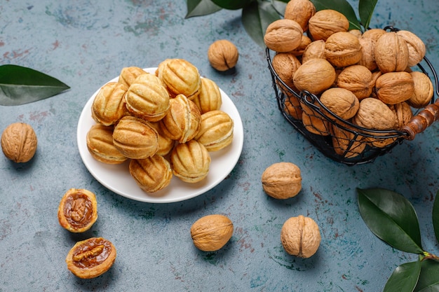 Biscoitos caseiros russos com leite condensado cozido e nozes.