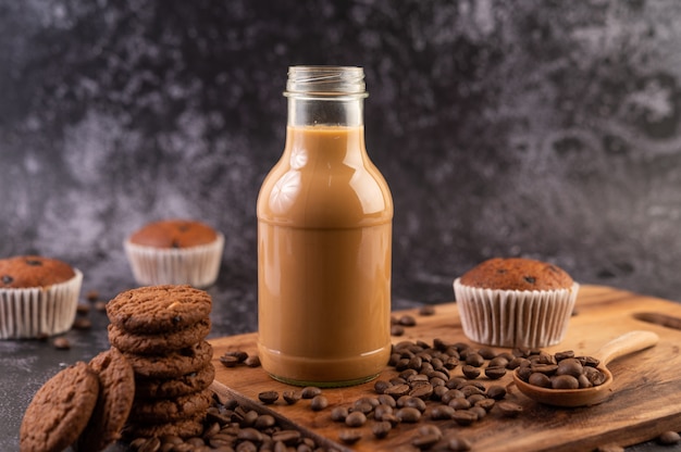 Biscoitos com grãos de café, colocados em uma placa de madeira.