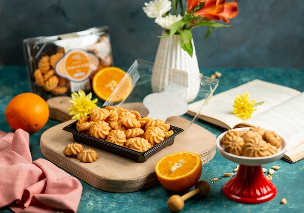 Biscoitos com laranjas em cima da mesa