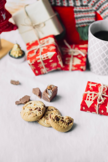 Foto grátis biscoitos com pequenas caixas de presente na mesa