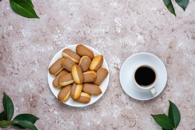 Biscoitos com recheio de geléia de framboesa e framboesas congeladas na luz de fundo, vista superior