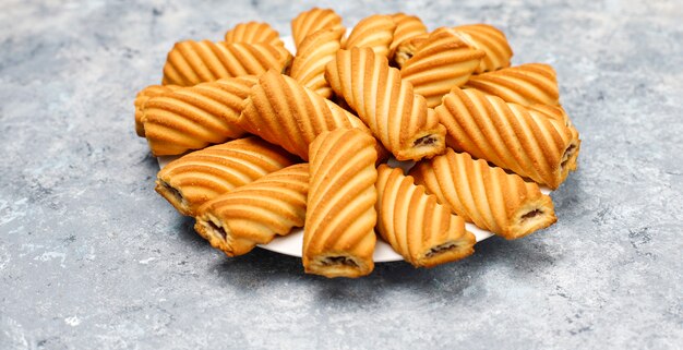 Biscoitos com recheio de geleia na superfície de concreto