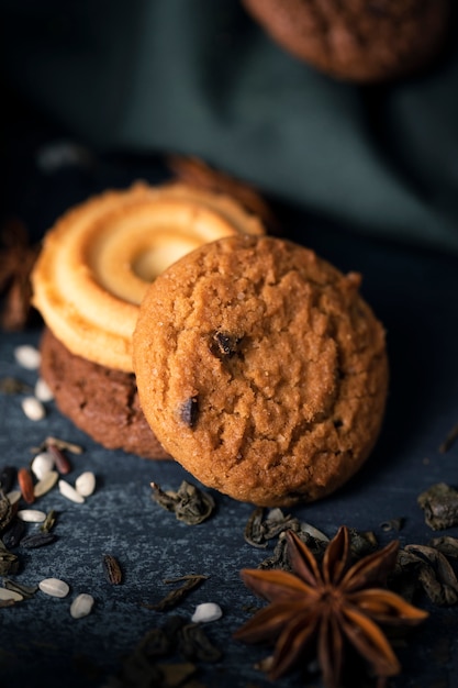 Foto grátis biscoitos com sabor de alto ângulo para chá