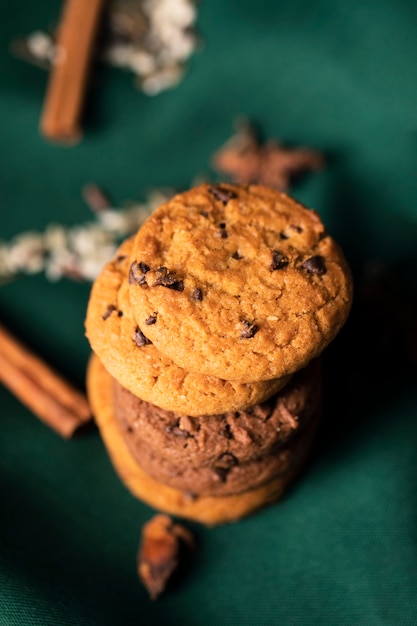 Biscoitos com sabor na mesa para a hora do chá