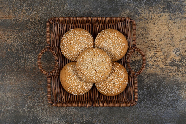 Foto grátis biscoitos com sementes de gergelim em cesto de madeira.