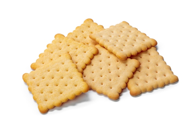 Biscoitos cracker isolados em fundo branco