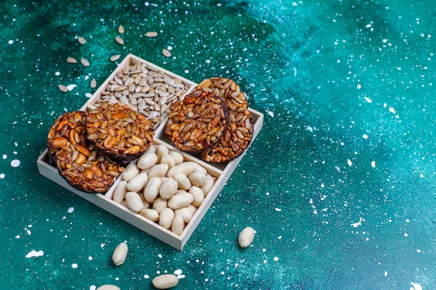 Biscoitos cristalizados de nozes sem glúten com sementes de chocolate, amendoim e girassol, vista superior