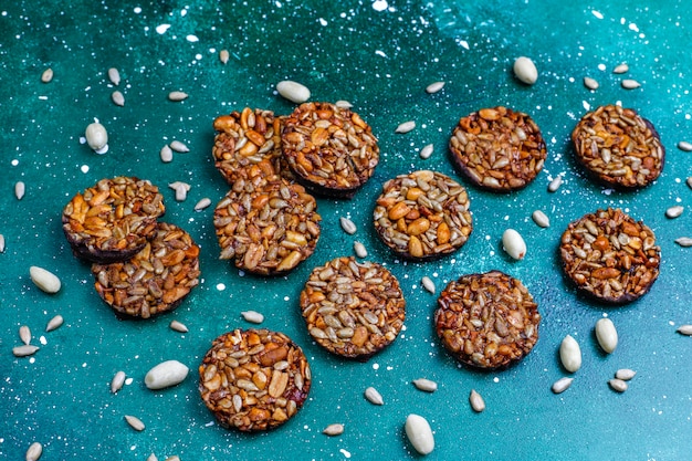 Biscoitos cristalizados de nozes sem glúten com sementes de chocolate, amendoim e girassol, vista superior