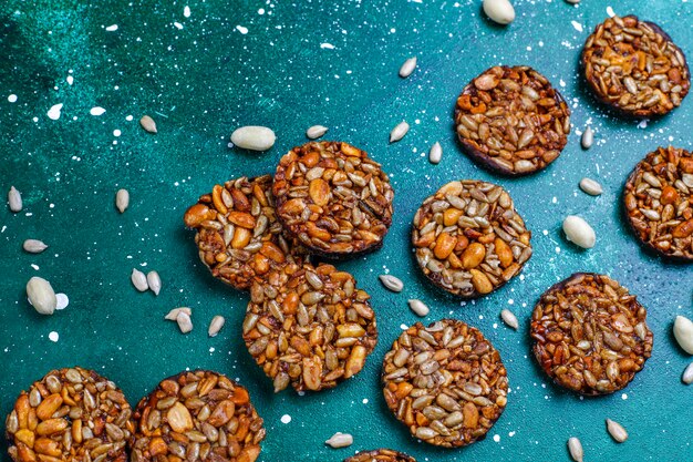 Biscoitos cristalizados de nozes sem glúten com sementes de chocolate, amendoim e girassol, vista superior