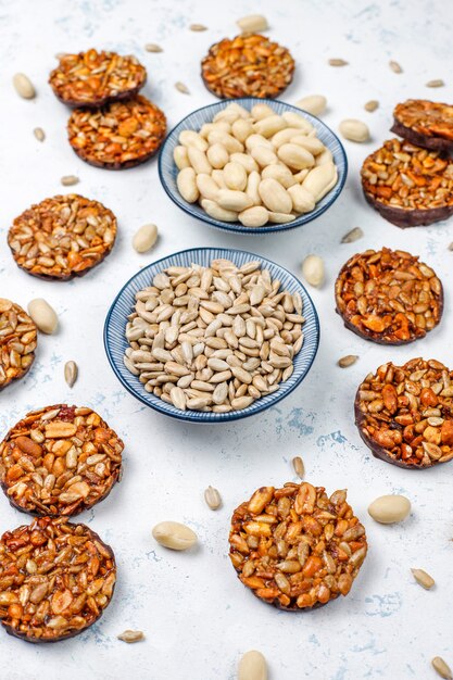 Biscoitos cristalizados de nozes sem glúten com sementes de chocolate, amendoim e girassol, vista superior