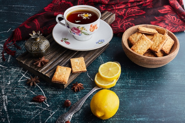 Biscoitos crocantes com uma xícara de chá.