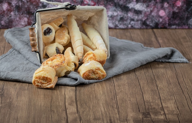 Biscoitos crocantes de manteiga e pain au chocolat em uma bandeja metálica.