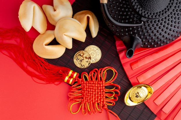 Foto grátis biscoitos da sorte e pingente de ano novo chinês