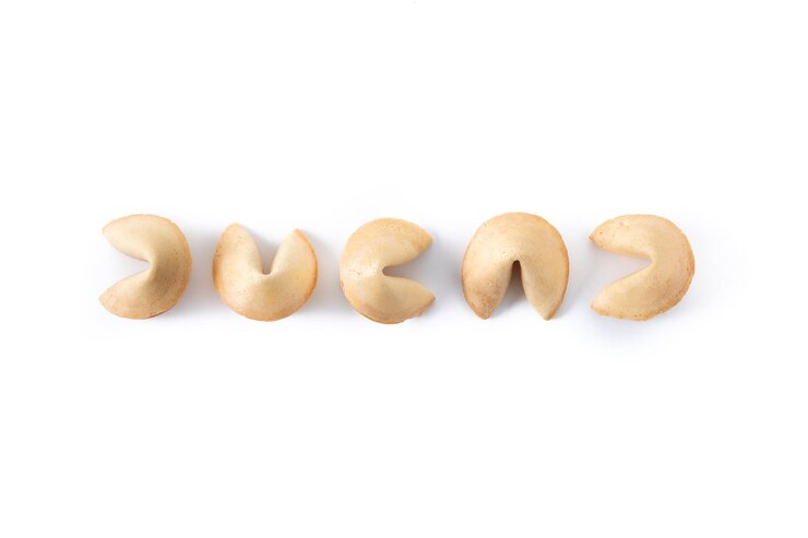 Foto grátis biscoitos da sorte tradicionais isolados no fundo branco